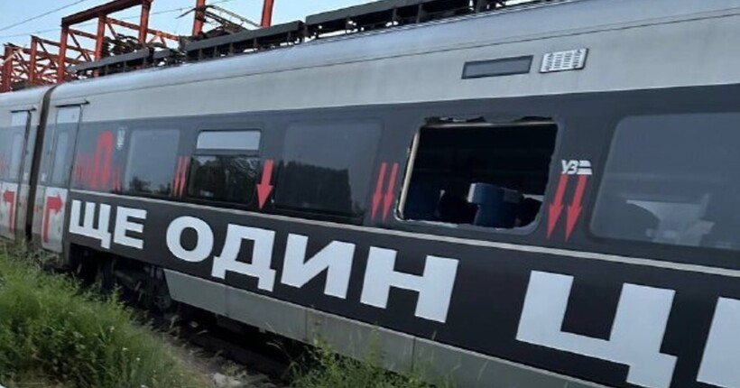 Атака на Київ: постраждав поїзд Інтерсіті+, де знаходились роботи відомої американської художниці Барбари Крюгер (фото)
