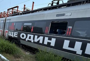 Атака на Київ: постраждав поїзд Інтерсіті+, де знаходились роботи відомої американської художниці Барбари Крюгер (фото)
