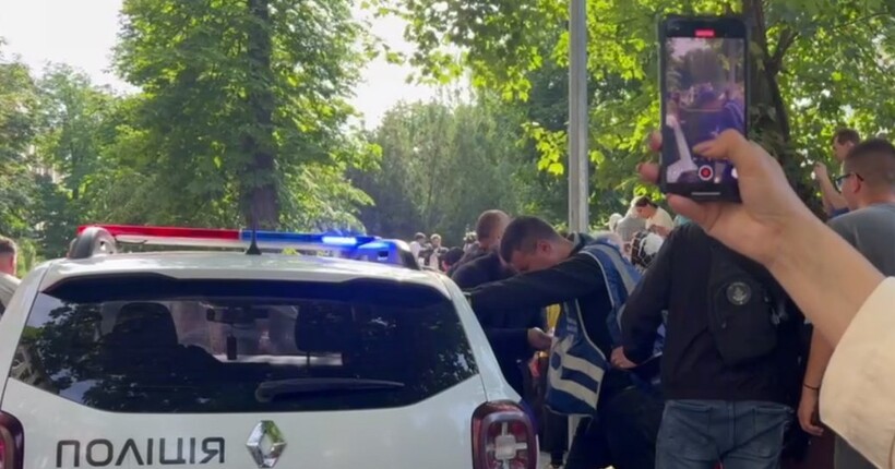 У Чернівцях між вірянами ПЦУ і УПЦ МП сталася бійка: постраждало семеро правоохоронців