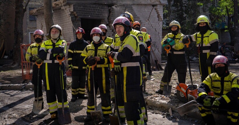 У Києві в житловому будинку після удару рф обрушився проліт на сходах