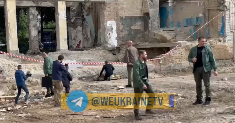 Зеленський вшанував пам'ять загиблих на місці російського удару по будинку в Києві