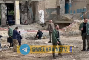 Зеленський вшанував пам'ять загиблих на місці російського удару по будинку в Києві