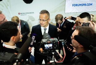 Голова МЗС Угорщини поїхав в росію для участі в ПМЕФ
