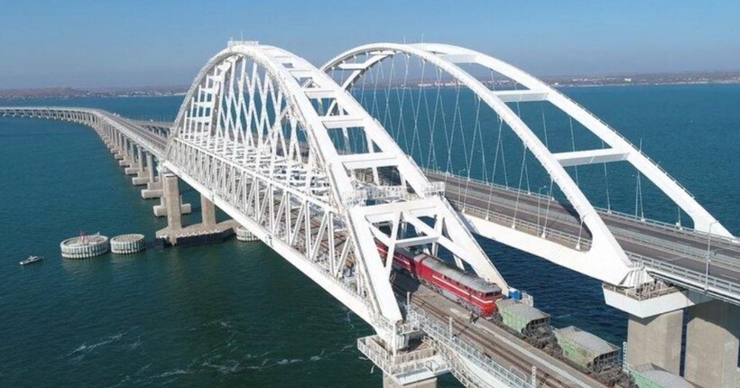 Речник ВМС про стан Кримського мосту - чому там збираються кілометрові затори 