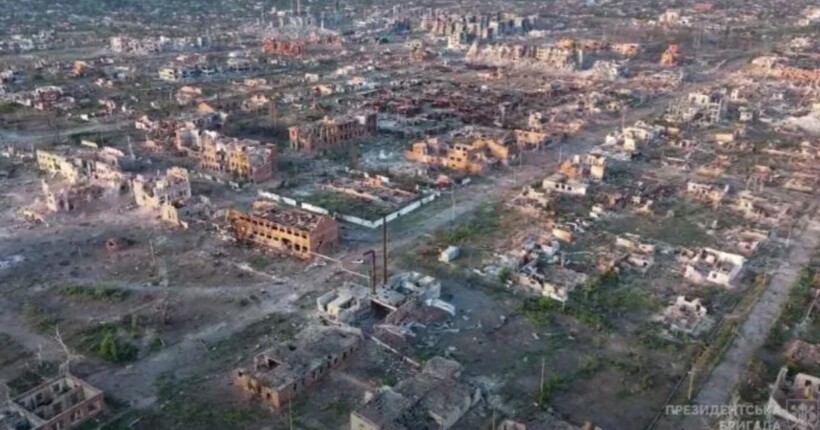 У Вовчанську ворожа піхота намагається зблизитися з українською, тривають бої за підвали - 