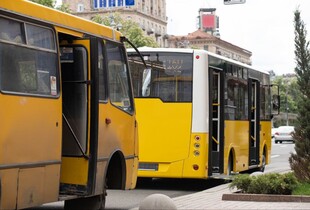 У Києві після ворожого обстрілу частково змінили рух громадського транспорту