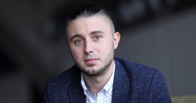 Біля будинку соліста групи 