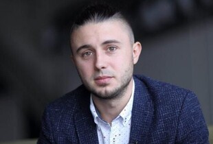 Біля будинку соліста групи 