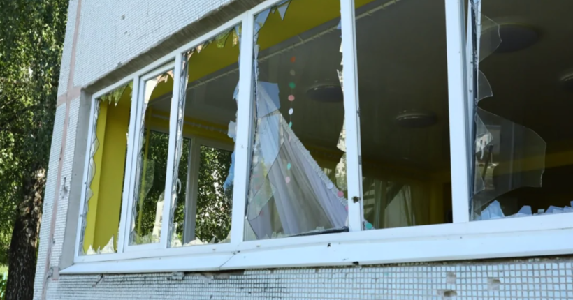 Як швидко та безпечно зібрати скляні осколки після вибуху і що робити з уламками 