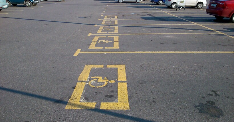 В Україні зростуть штрафи за безпідставне паркування на місцях для водіїв з інвалідністю