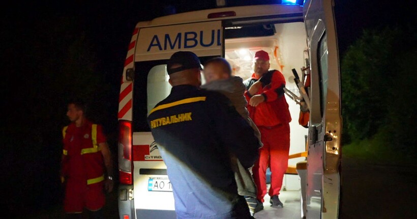 У Закарпатті обвалився міст: рятувальники врятували 2-річну дитину