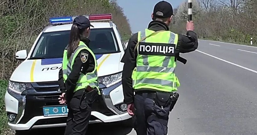 Чоловік наїхав на поліцейського на блокпості на Харківщині: деталі інциденту