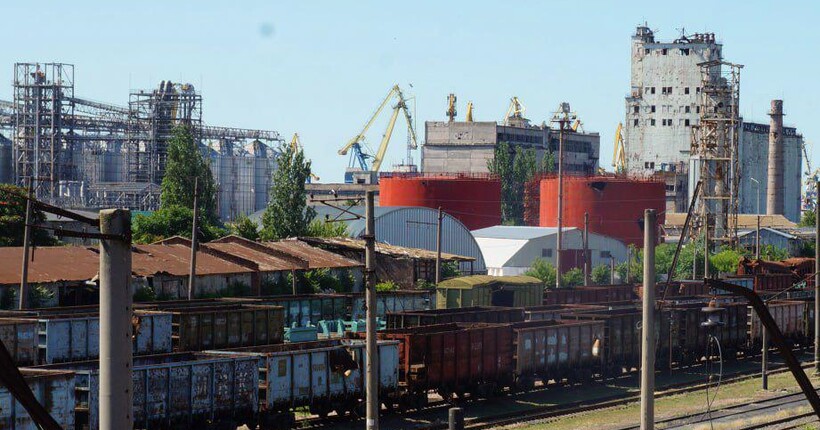 Армія рф у Маріуполі готує порт для військових вантажів