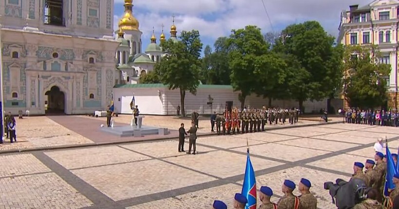 Президент України відзначив захисників державними нагородами з нагоди Дня Конституції