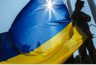 Морська піхота встановила український прапор на окупованому лівобережжі Херсонщини (відео)