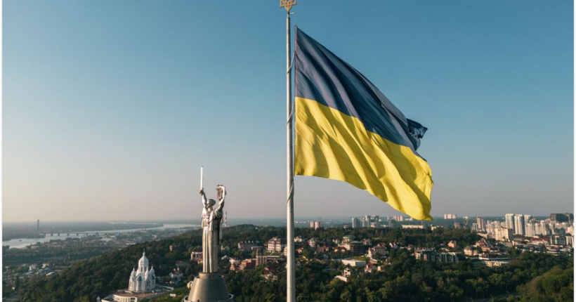 Головний прапор України в Києві приспустили через прогноз сильного вітру