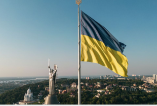 Головний прапор України в Києві приспустили через прогноз сильного вітру