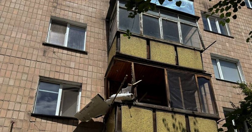 У Конотопі один із ворожих БпЛА влучив у балкон багатоповерхівки