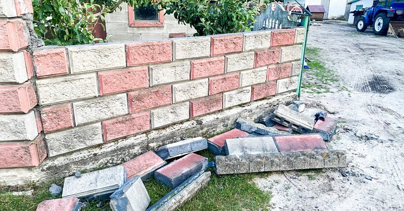 На Рівненщині внаслідок обвалу бетонного паркану загинув чотирирічний хлопчик