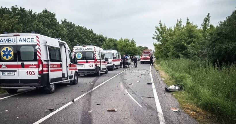 ДТП на Хмельниччині: внаслідок аварії загинуло двоє людей, серед яких підліток (фото)