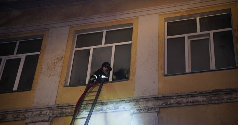 Обстріли Дніпропетровщини: у Синельниківському районі через атаки рф загорілася гімназія