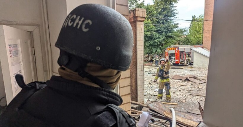 Атака на Кривий Ріг: росіяни вдарили поряд з будівлею одного з районних ТЦК та СП (фото)