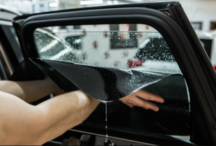 Плівка на скло або тонування: що краще обрати для авто від спеки 