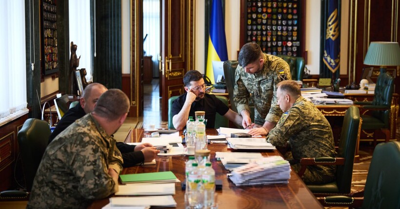 Зеленський провів нараду з військовими: обговорили фронт, ситуацію на Сумщині та виробництво дронів