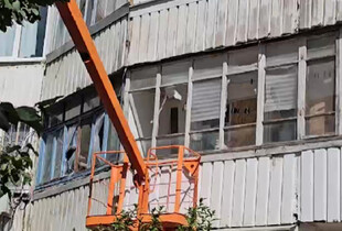 Окупанти атакували житлову забудову в одному з районів Херсона: наслідки удару (відео)