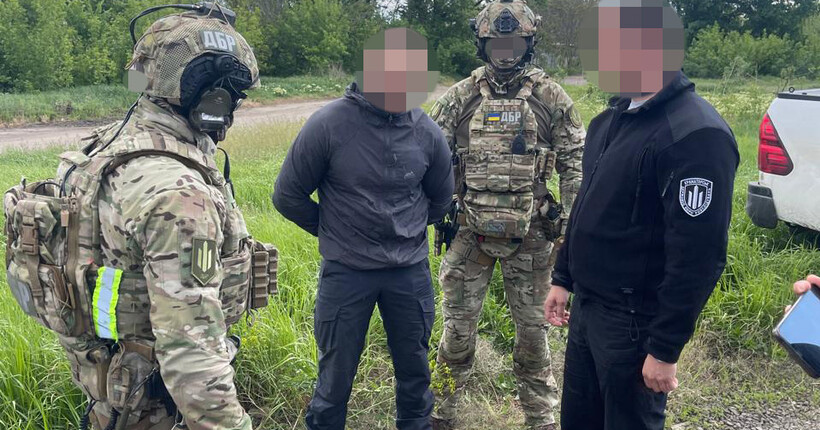 ДБР затримало військовослужбовця, який незаконно реалізовував зброю зі складу військової частини на Донеччині