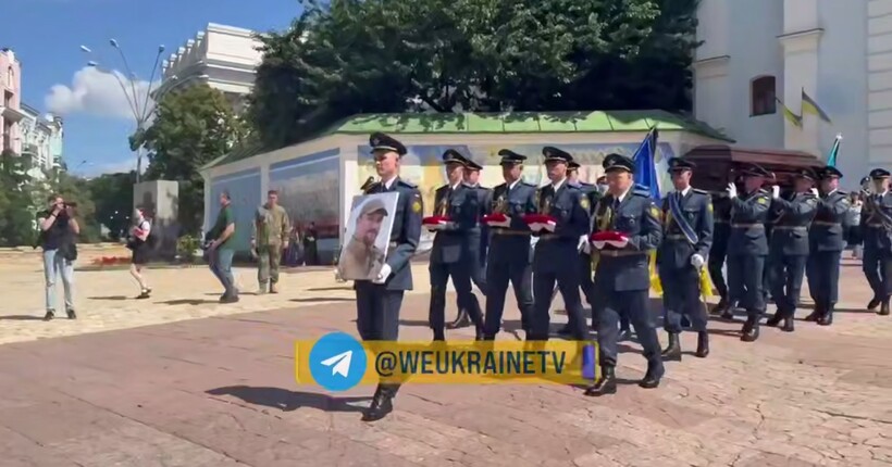 Київ прощається з Героєм України льотчиком Максимом Устименком (фото, відео)