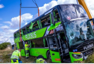 У Німеччині перекинувся автобус Flixbus з українцями на борту, 31 людина постраждала