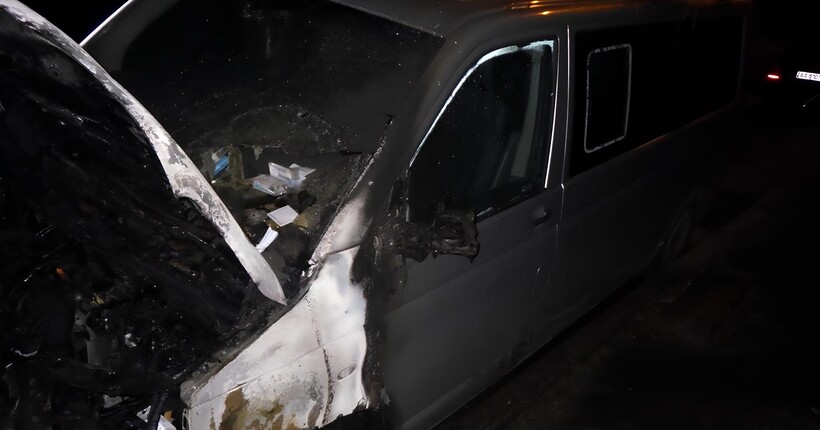 У Києві п'яна жінка підпалила два авто: збитки оцінюються у 300 тисяч гривень