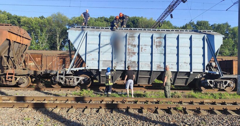 У Ніжині двох підлітків вдарило струмом на даху вагона: 15-річний хлопець загинув