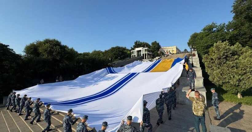 В Одесі розгорнули найбільший прапор ВМС в історії України