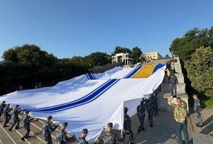 В Одесі розгорнули найбільший прапор ВМС в історії України