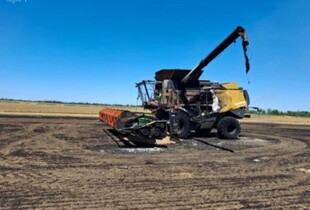 Росіяни атакували FPV-дроном комбайн у Запорізькій області