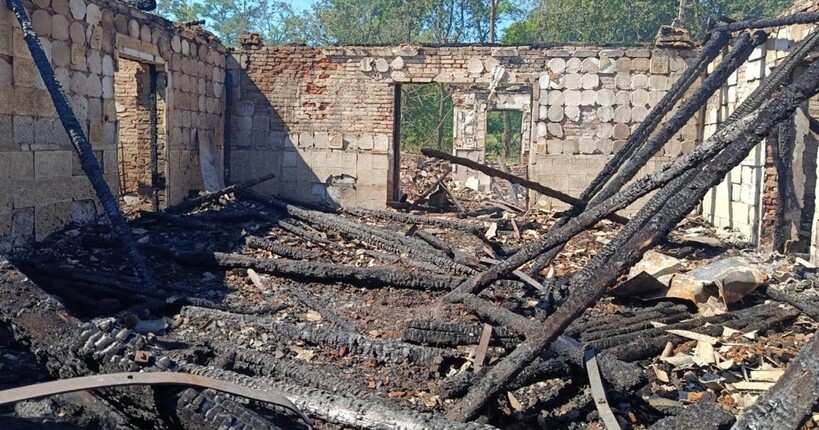 Російські терористи атакували село на Харківщині: спалахнула пожежа