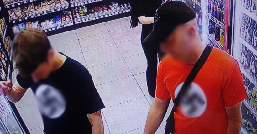 У Києві затримали двох іноземців за демонстрацію футболки та прапору із свастикою