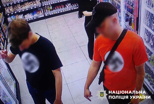 У Києві затримали двох іноземців за демонстрацію футболки та прапору із свастикою
