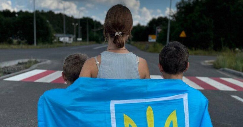 З окупації евакуювали маму з трьома дітьми: дітей цькували за українську ідентичність