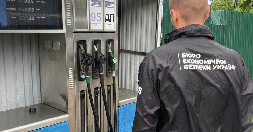 На Київщині викрито незаконну автозаправку: БЕБ вилучило бензин та обладнання