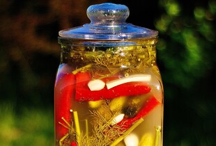 Огірки по-корейськи з морквою і часником — рецепт консервації