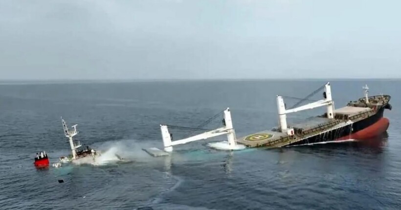 Хусити потопили два торгових судна в Червоному морі (відео)