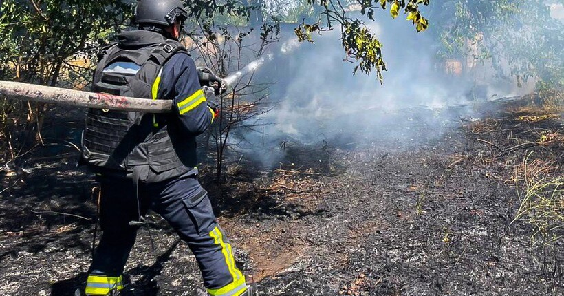Російські боєприпаси влучили по житловому сектору Херсона: є постраждалі та руйнування