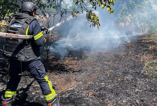 Російські боєприпаси влучили по житловому сектору Херсона: є постраждалі та руйнування