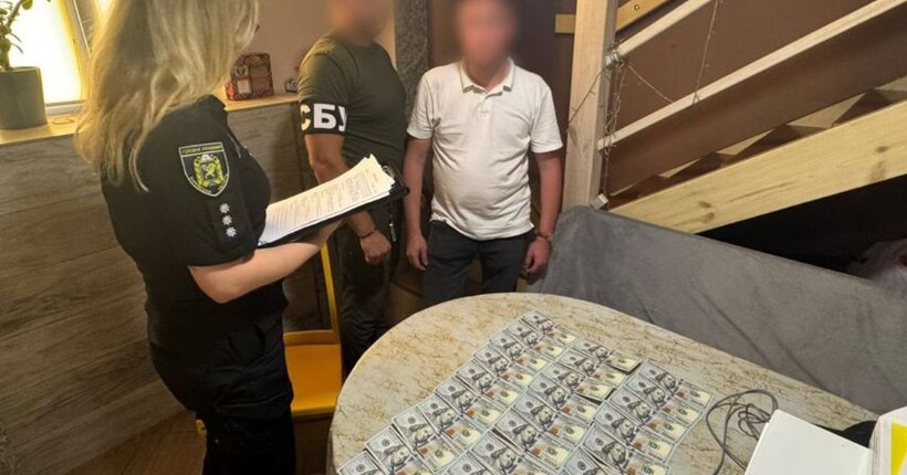 У Харкові затримали посадовця ЦНАПу за хабар у $3000