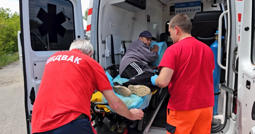Під ворожим вогнем “Білі янголи” евакуювали вісьмох мешканців Лиманської громади