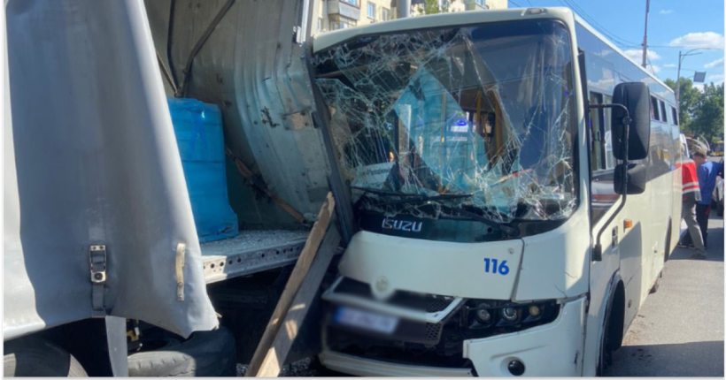 Дев'ятеро людей травмувалися в ДТП з маршрутним автобусом у Дніпровському районі Києва