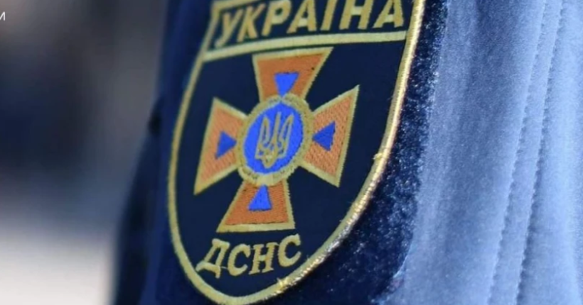 У Житомирі рятувальники зняли чоловіка з опори мосту (фото)